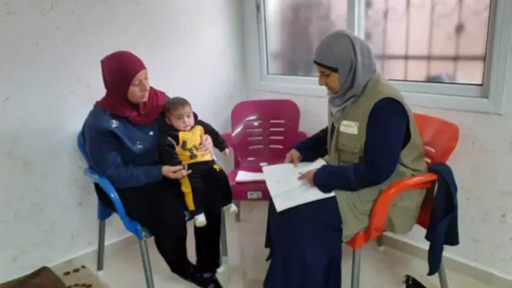 Zwei palästinensische Frauen unterhalten sich. 