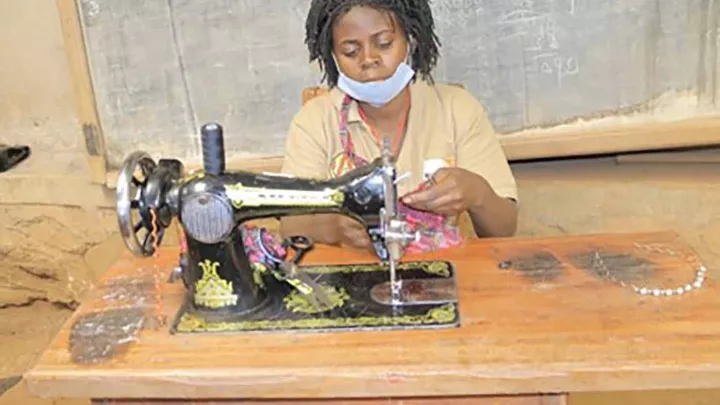 Mädchen vor einer Nähmaschine