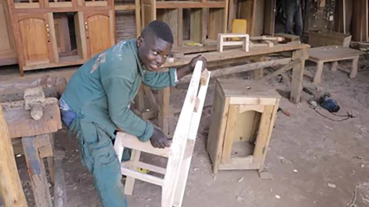 Junge mit einem geschreinerten Stuhl