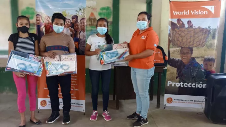 Kinder aus Guatemala mit neuen Unterrichtsmaterialien.