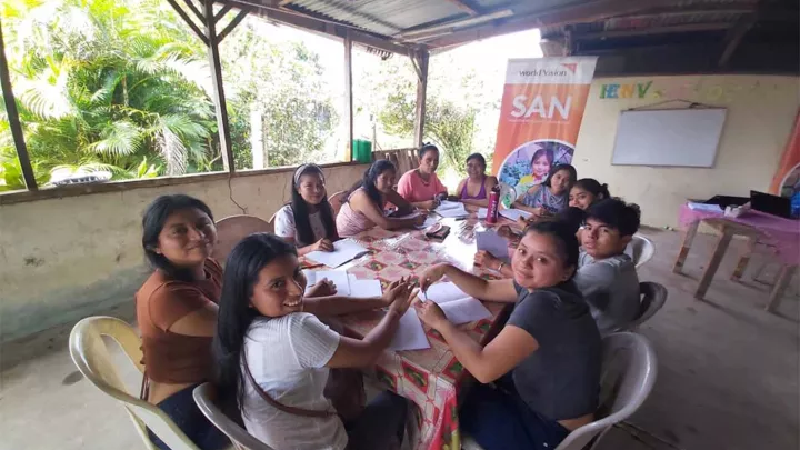 Jugendliche aus Guatemala an einem Tisch