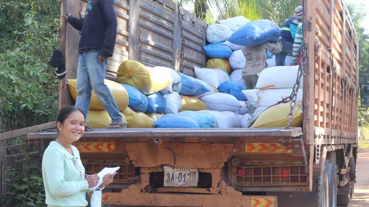 Transport von Reissäcken in Kambodscha