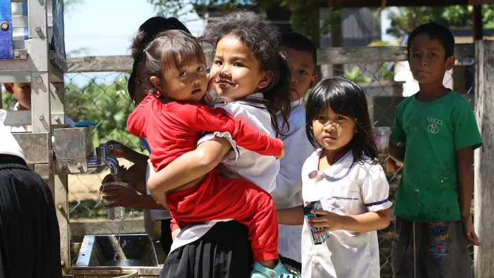 Kinder in Kambodscha beim Händewaschen.