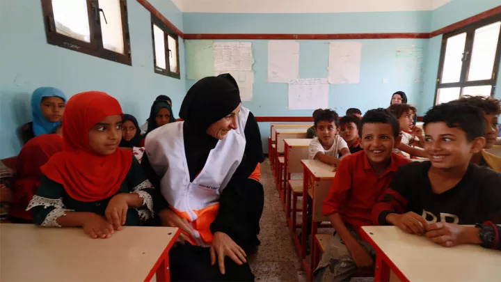 Schulklasse mit World Vision Mitarbeiterin