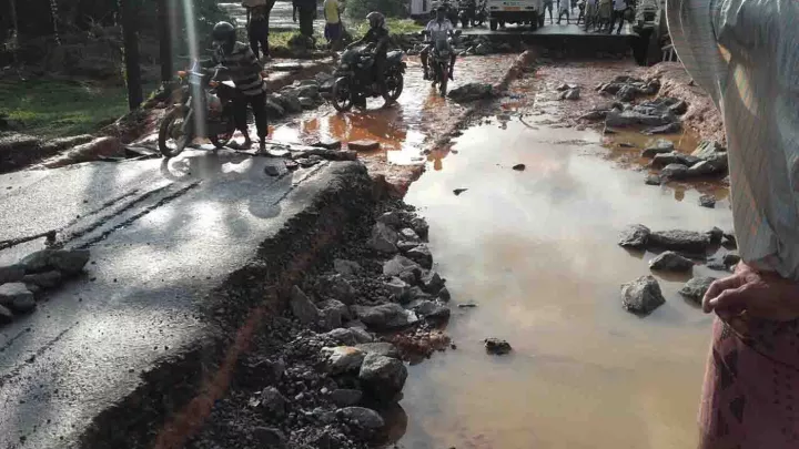 Zerstörte Straße nach Überschwemmungen in Sri Lanka