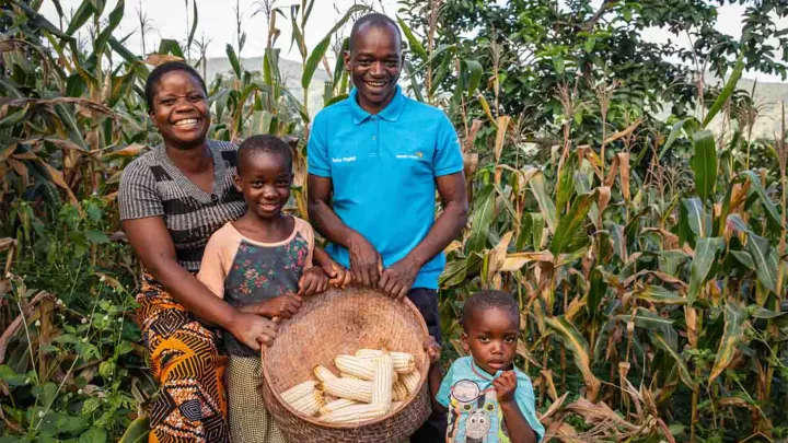 Familie eines Kleinbauern in ihrem Feld