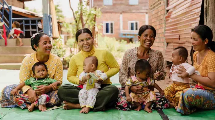 Frauengruppe mit Kleinkindern und Babys, Aufklärungsarbeit für werdende Mütter