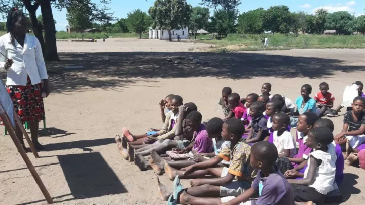 Vor der erfolgreichen Projektübergabe in Kunyinda, Malawi