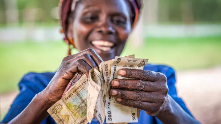 Fraue einer Spargruppe mit selbst erwirtschaftetem Geld