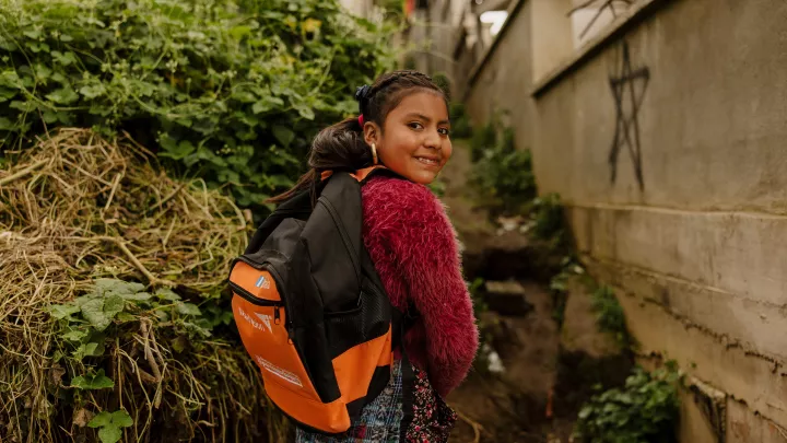 Dayana Yanira Sanchez mit Schulrucksack 