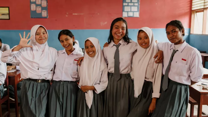 Tasya und ihre Freundinnen in der Schule 
