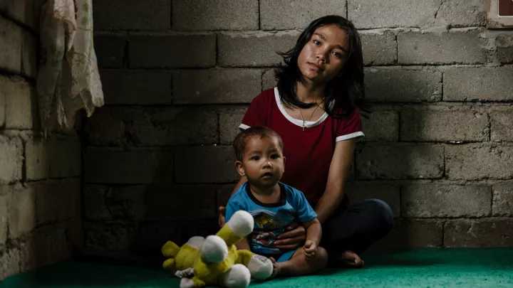 Tasya mit einem kleinen Jungen 