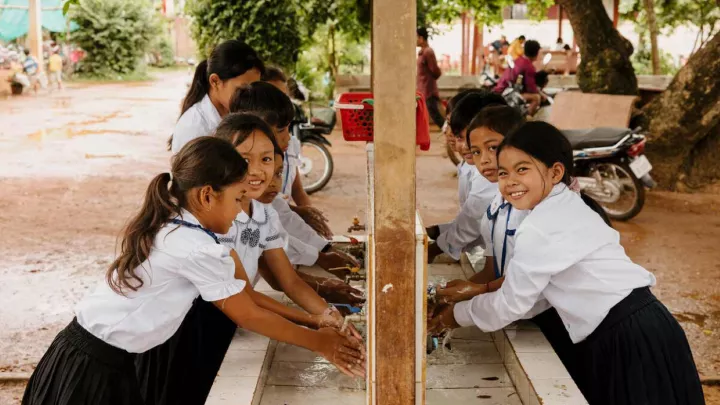 Schulkinder waschen sich die Hände WASH
