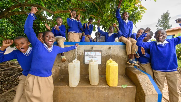 Schüler freuen sich über sauberes Wasser in Ruanda