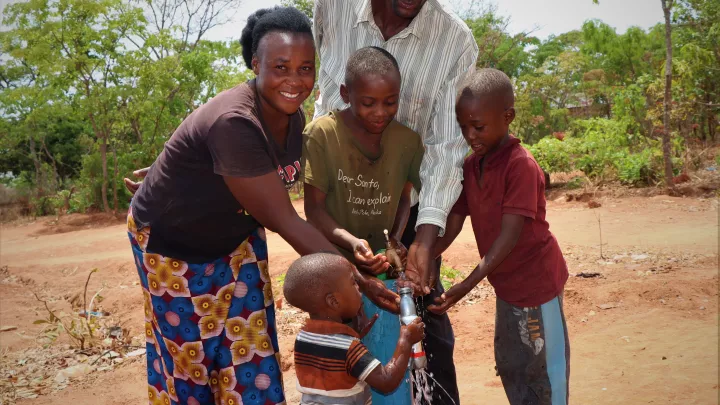 Familie freut sich über neuen Wassertank in Sambia