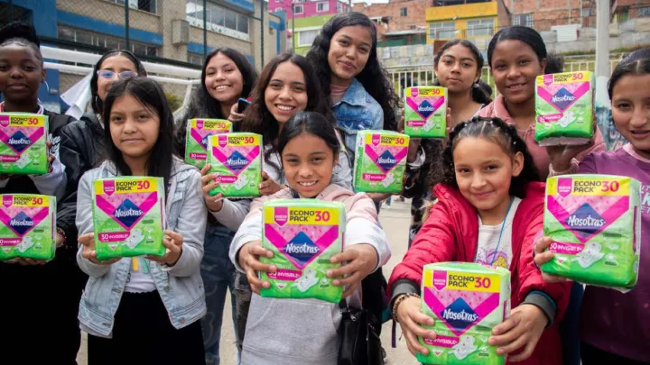 Produkte der Monatshygiene werden verteilt