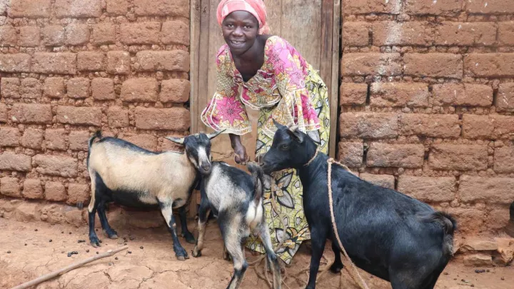 Frau mit eigenen Ziegen, die sie dank Mikrokredit kaufen konnte