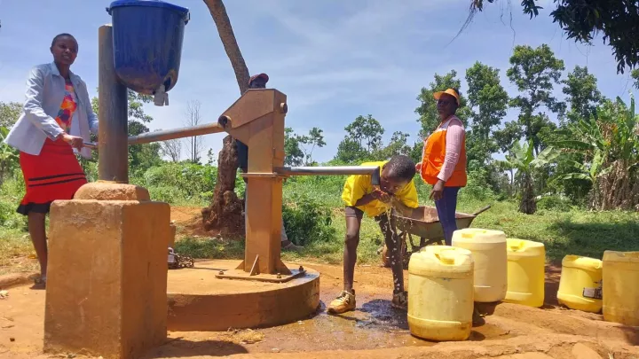 Brunnen mit Trinkwasserspender
