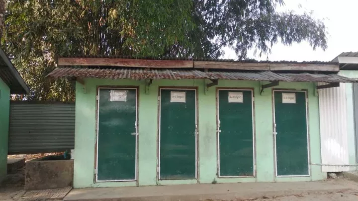 Schullatrine nachher