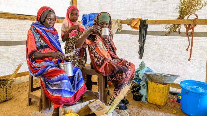 Frauen sauberes Trinkwasser im Sudan