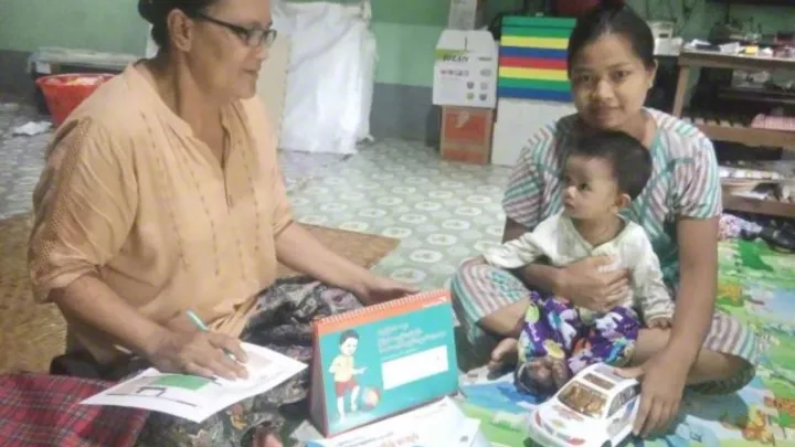 Mutter mit Kind bei Beratungsgespräch