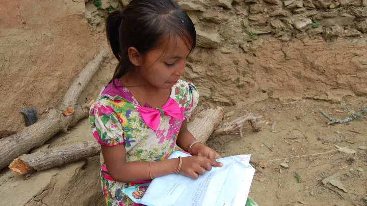 Patenkind Saru freut sich über einen Brief von ihrem Paten.