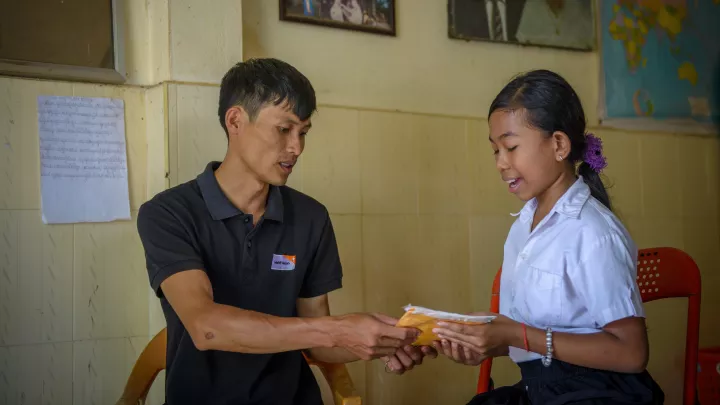 Patenkind Panha Son aus Kambodscha bekommt einen Brief von ihrem Paten. 