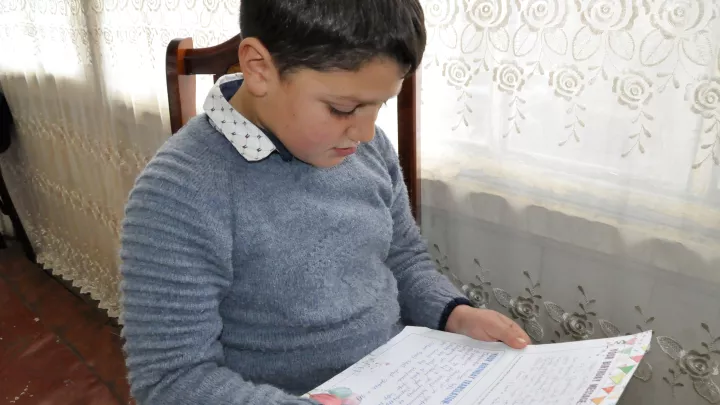 Patenkind Erik freut sich über einen Brief seines Paten.