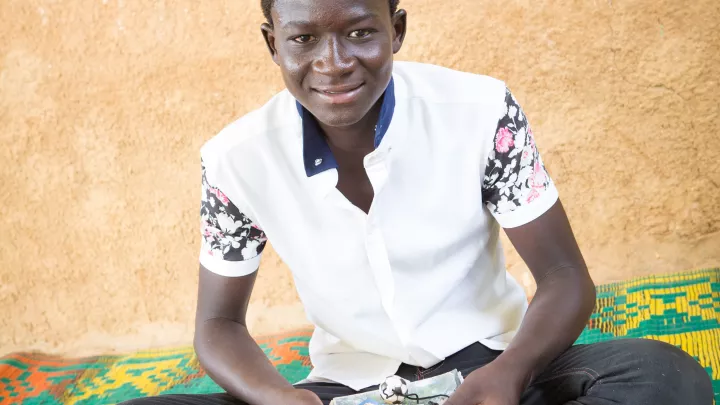 Patenkind Abou aus Mauretanien mit den Briefen seines Paten.