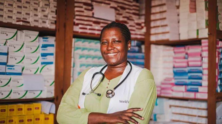 Hebamme Paula Atimango (30) im medizinischen Lagerraum einer von World Vision betriebenen Nothilfe-Klinik an der Grenze zum Sudan