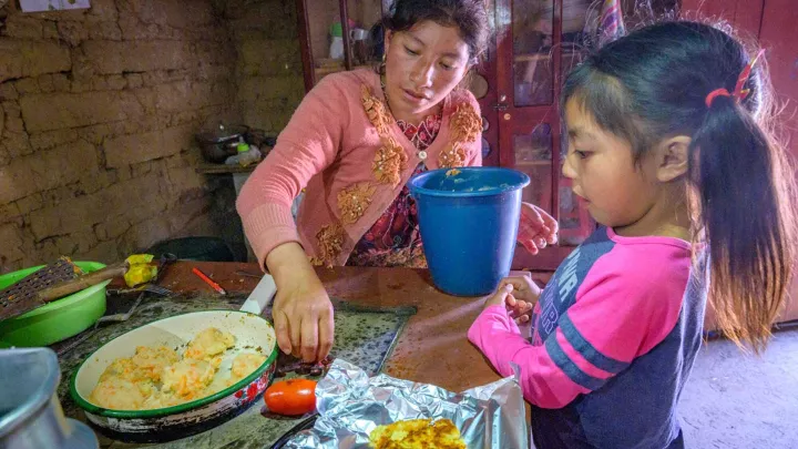 Mutter kocht mit ihrem Kind