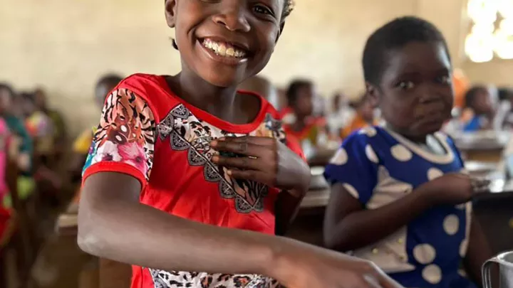 Mädchen bei Schulspeisung