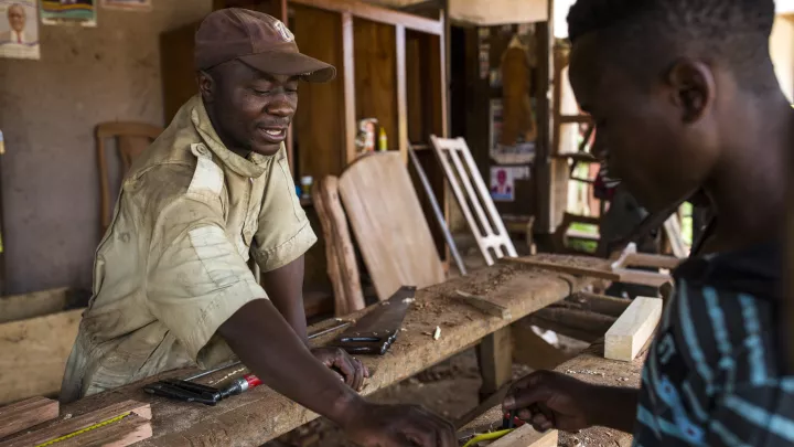 ehemaliger Kindersoldat wird zum Tischler ausgebildet