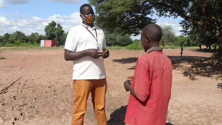 Kindersoldat mit Streetworker