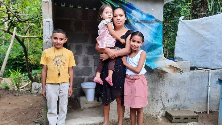 Alexa mit ihrer Mama und ihrem Bruder