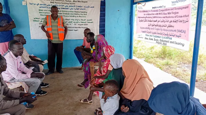 World Vision-Mitarbeiter unterstützt Frauen im Sudan bei Schutz vor Gewalt