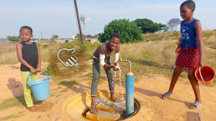 Sinenkhosi beim Händewaschen