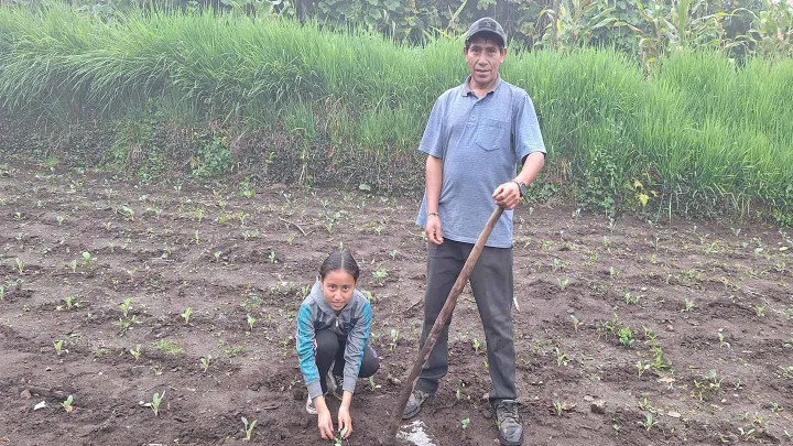 Vater mit Kind auf Feld
