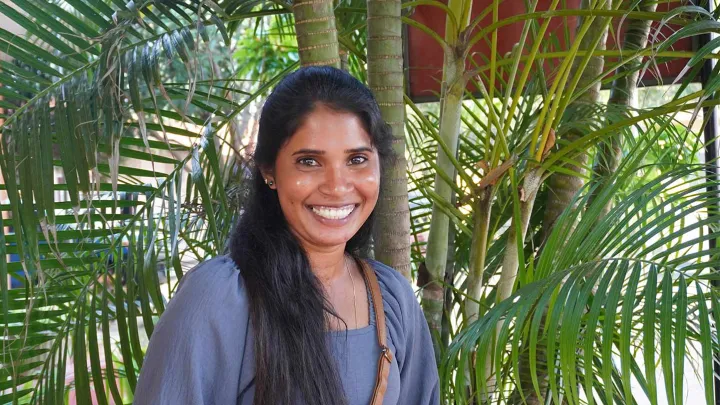 Surangi unterstützt Mädchen in ihrer Gemeinschaft