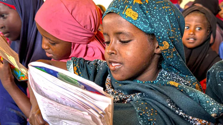 Sucdis Familie lebt in einem Geflüchtetenlager - das Kinderschutz-Zentrum ermöglicht ihr Zugang zu Bildung