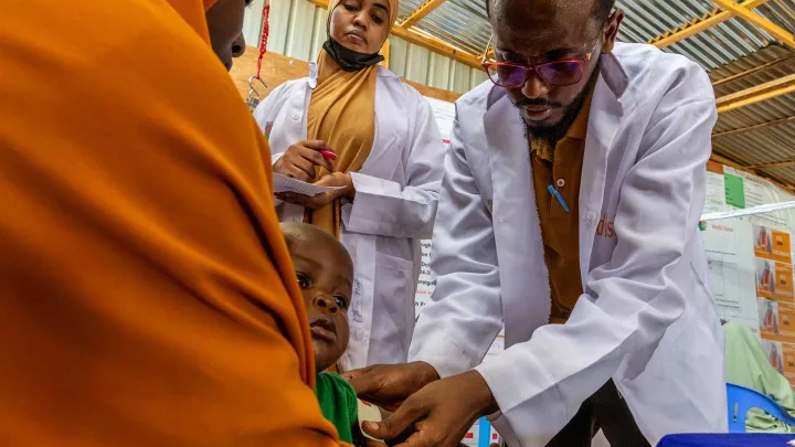 Ausstattung von Gesundheitshelfer mit medizinischer Ausrüstung und Material