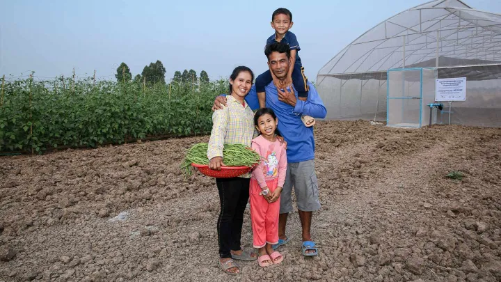 Die Familie vor ihrem neuen Netzgewächshaus, in denen bald Gemüse geschützt vor Wetter und Schädlingen wachsen kann. 