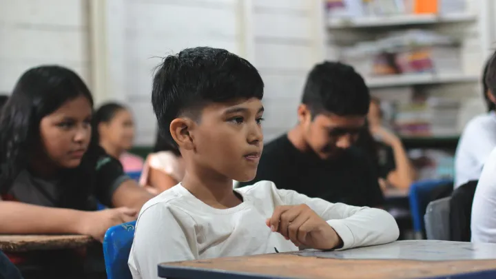 Kinderstudie zu Schulmahlzeiten: Unterricht in Brasilien