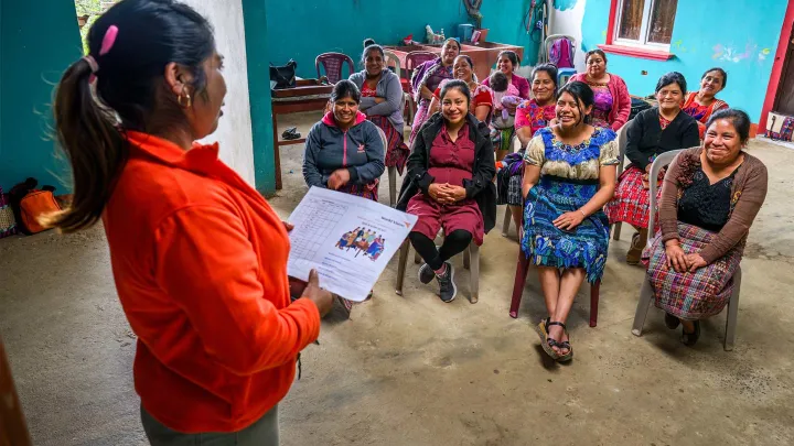 World Vision Mitarbeiterin gibt Finanztraining