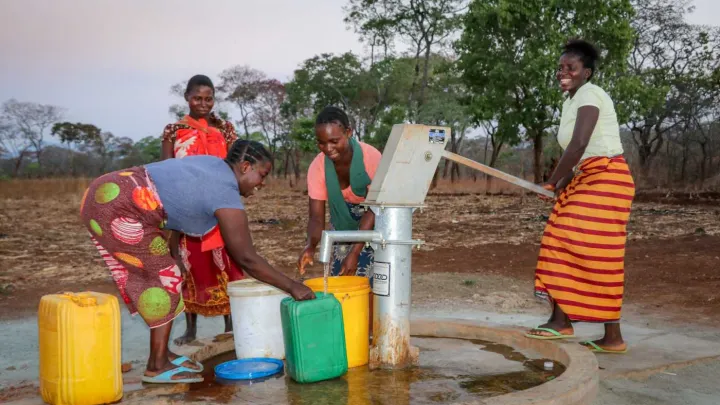 Familie am Wasserpumpe