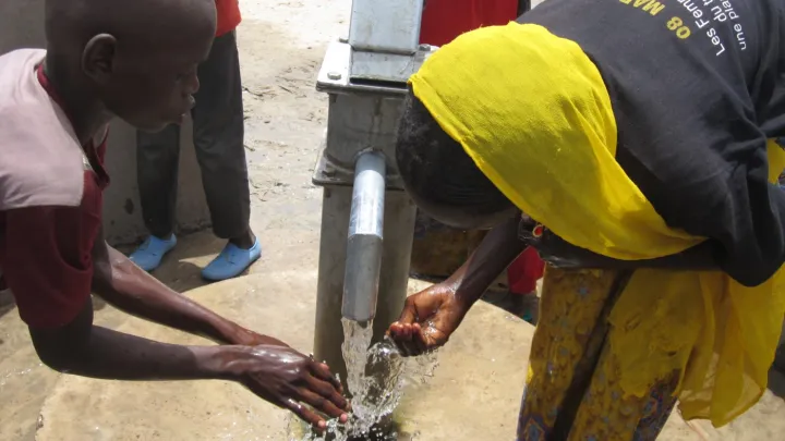 2 Kinder holen Wasser