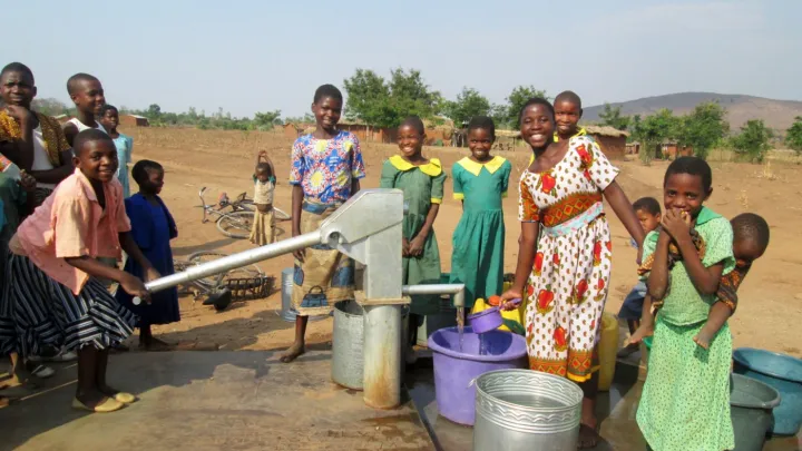 Lächelnde Menschen am Brunnen
