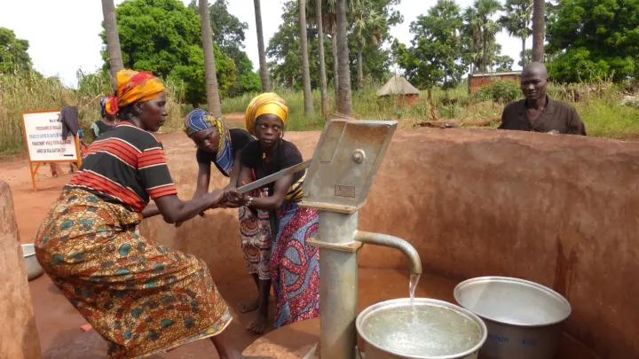 2 Personen arbeiten am Brunnen