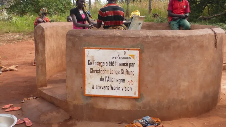 Wideshot: Menschen am Brunnen