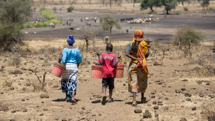 Familie trägt Wassereimer